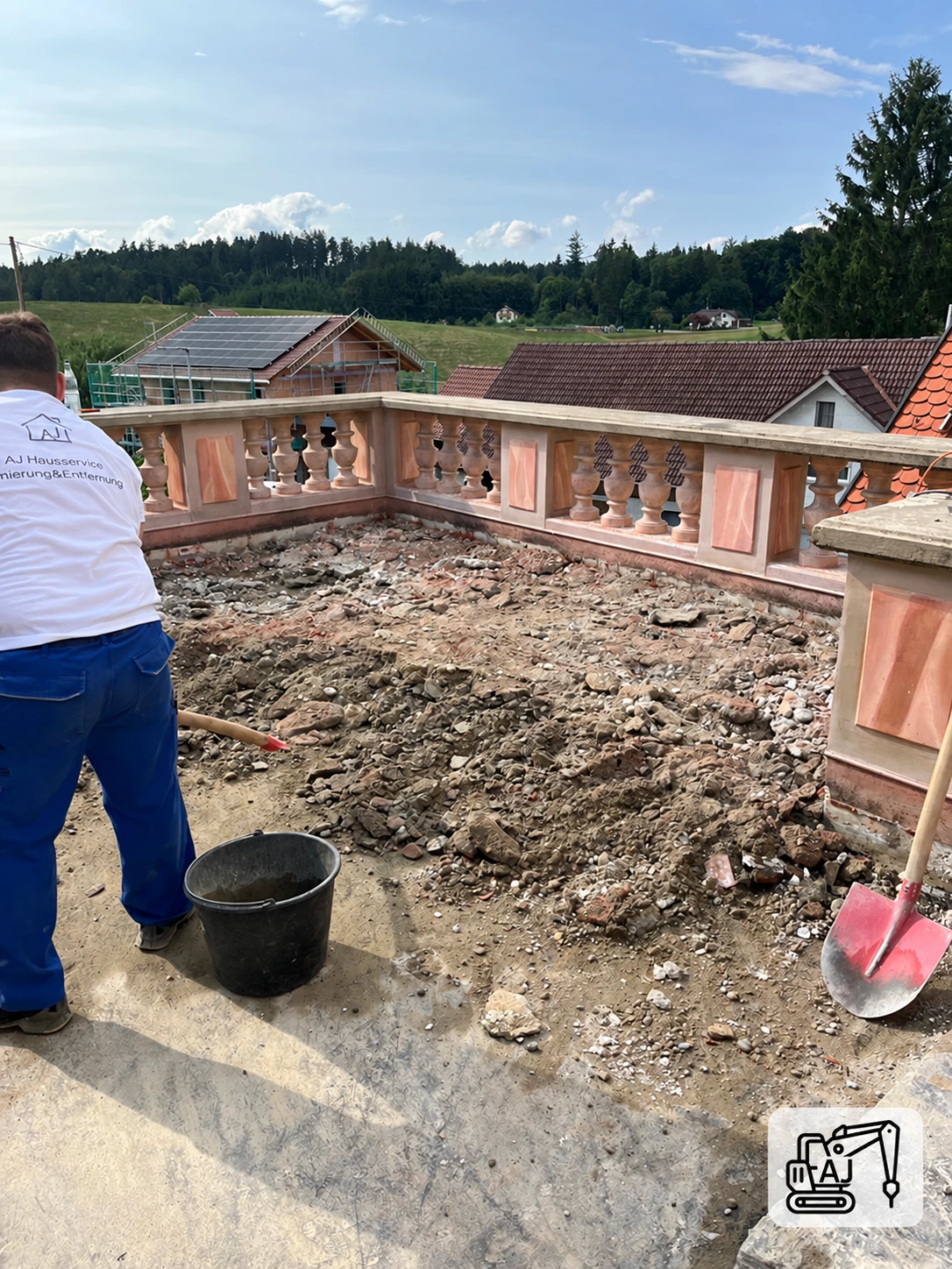 Balkonfläche während des Rückbaus bestehender Bodenaufbauten.