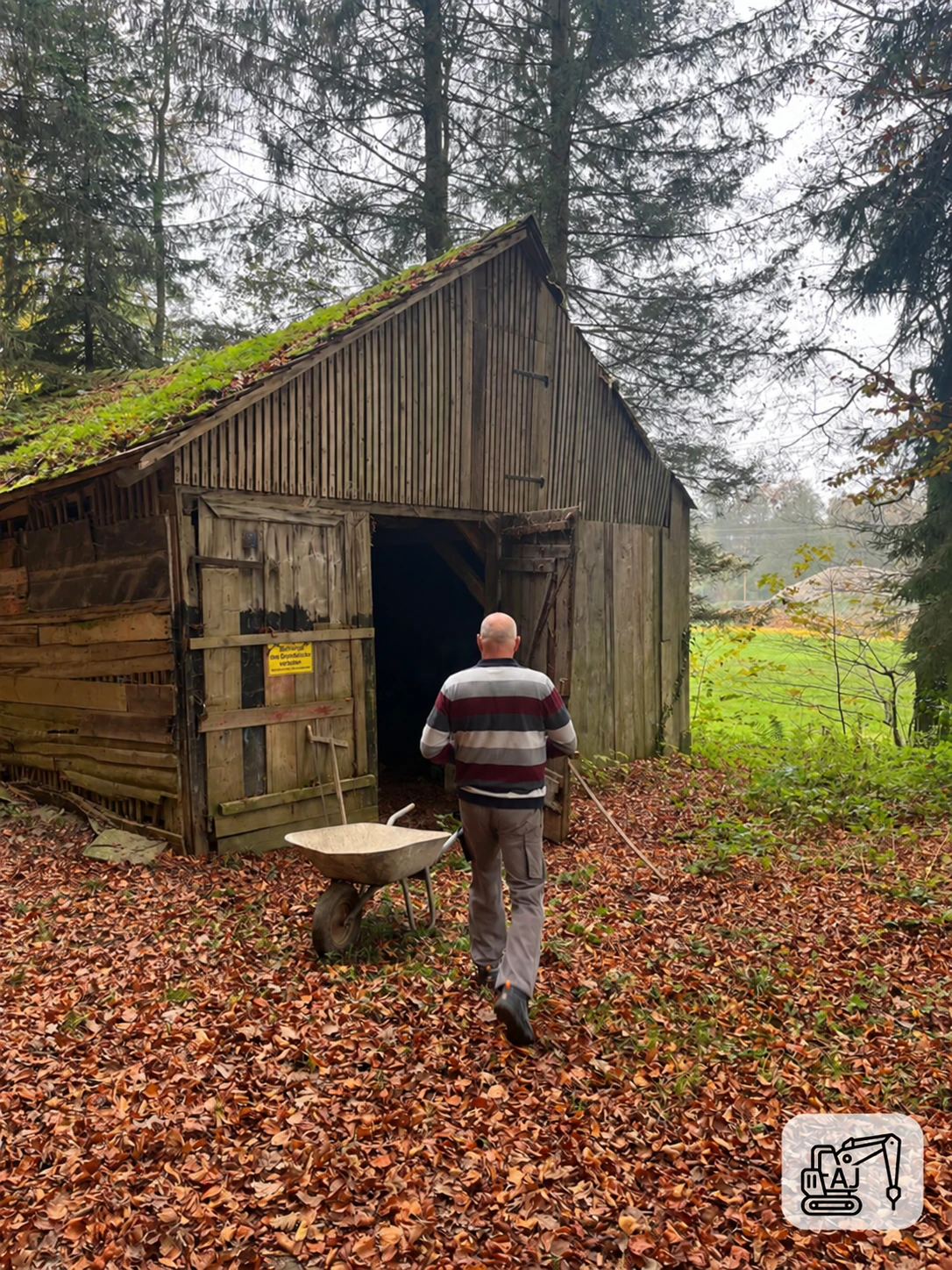 Außenaufnahme einer bestehenden Holzkonstruktion vor weiterem Rückbau.