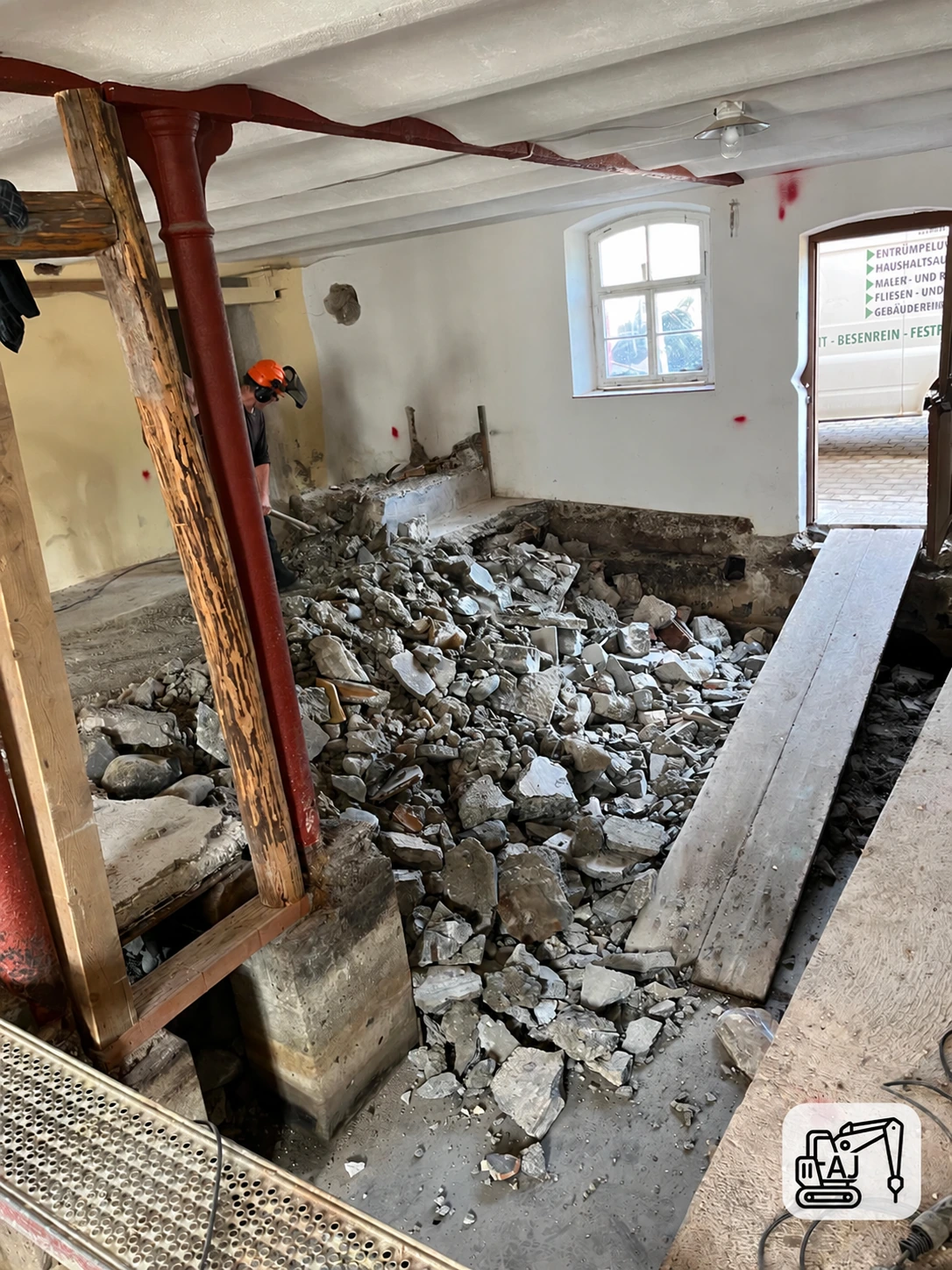 Nahaufnahme geöffneter Bodenbereiche und bestehender Stützen während des Rückbaus.
